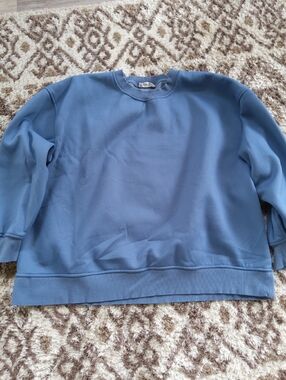 Women’s BE YOURSELF design sweatshirt